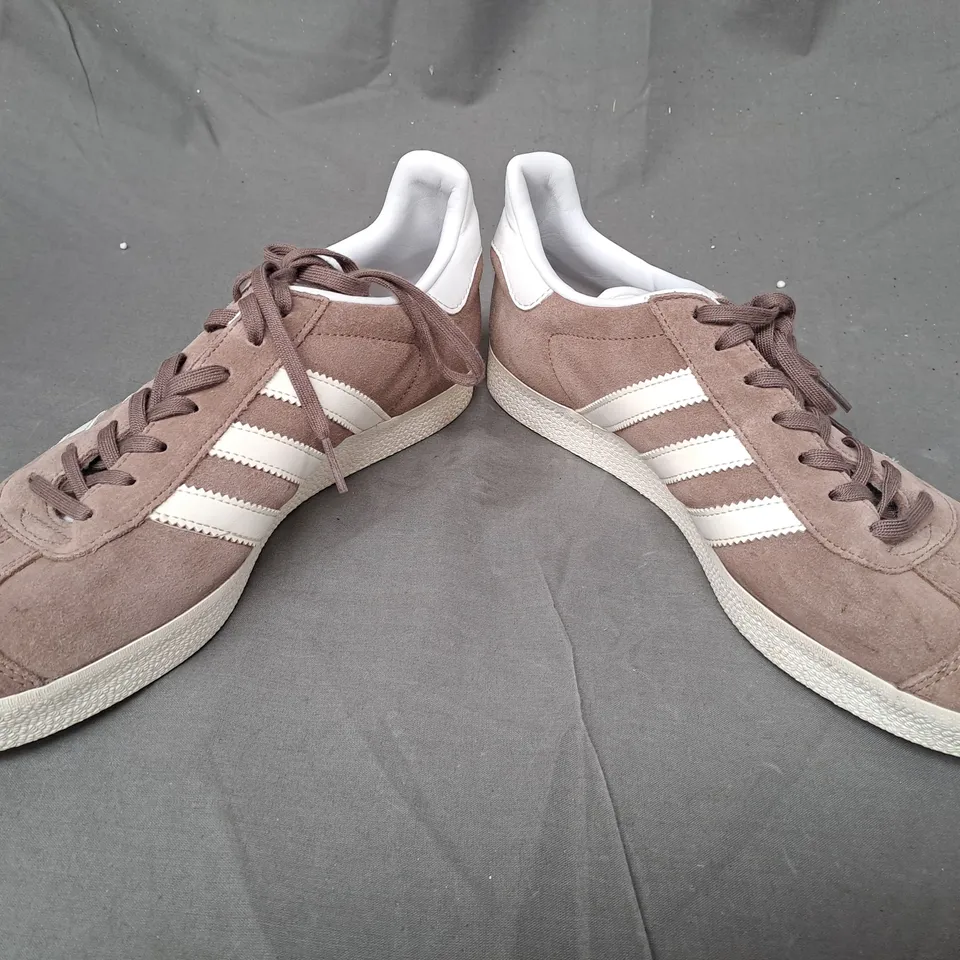 PAIR OF ADIDAS GAZELLE SHOES IN TAN/WHITE UK SIZE 8