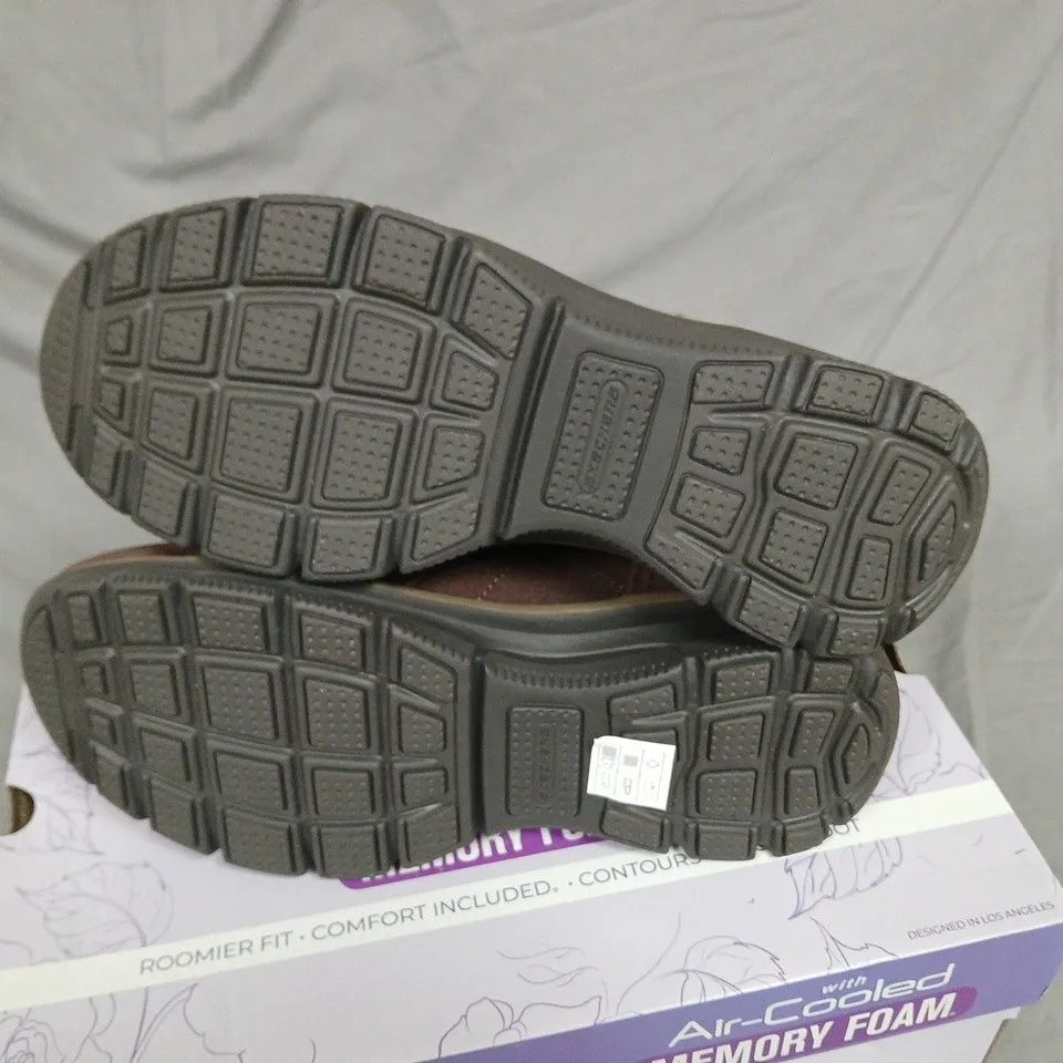 BOXED SKECHERS WOMEN'S ANKLE BOOTS IN CHOCOLATE BROWN SUEDE - UK 7