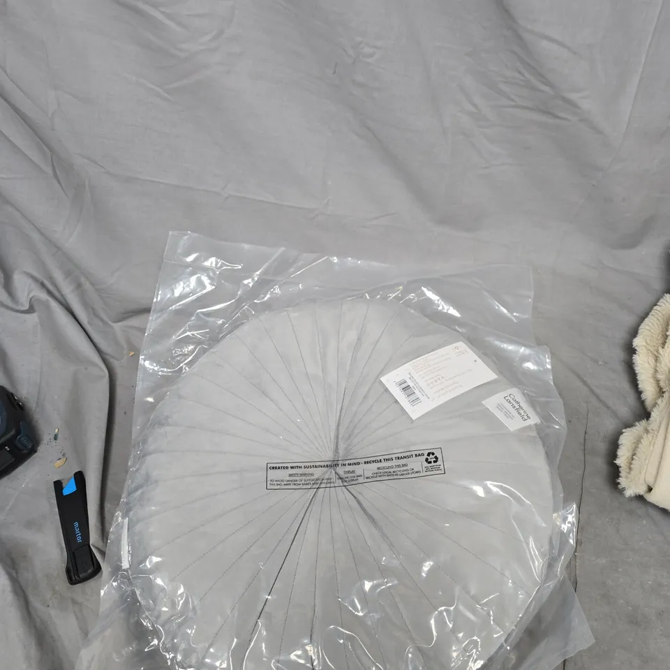 CAGE OF APPROXIMATELY 14 ASSORTED ITEMS TO INCLUDE: BEIGE THROW AND CIRCULAR CUSHION 