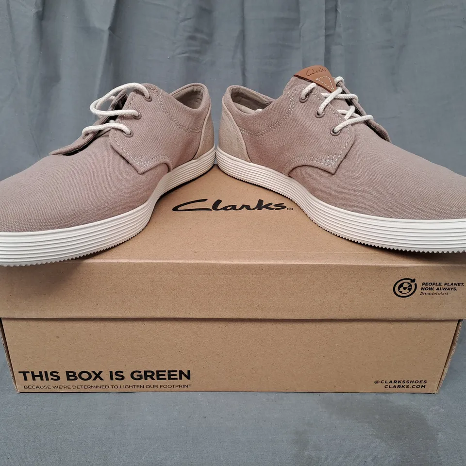 BOXED PAIR OF CLARKS SHARKFORD WALK SHOES IN PEBBLE UK SIZE 11