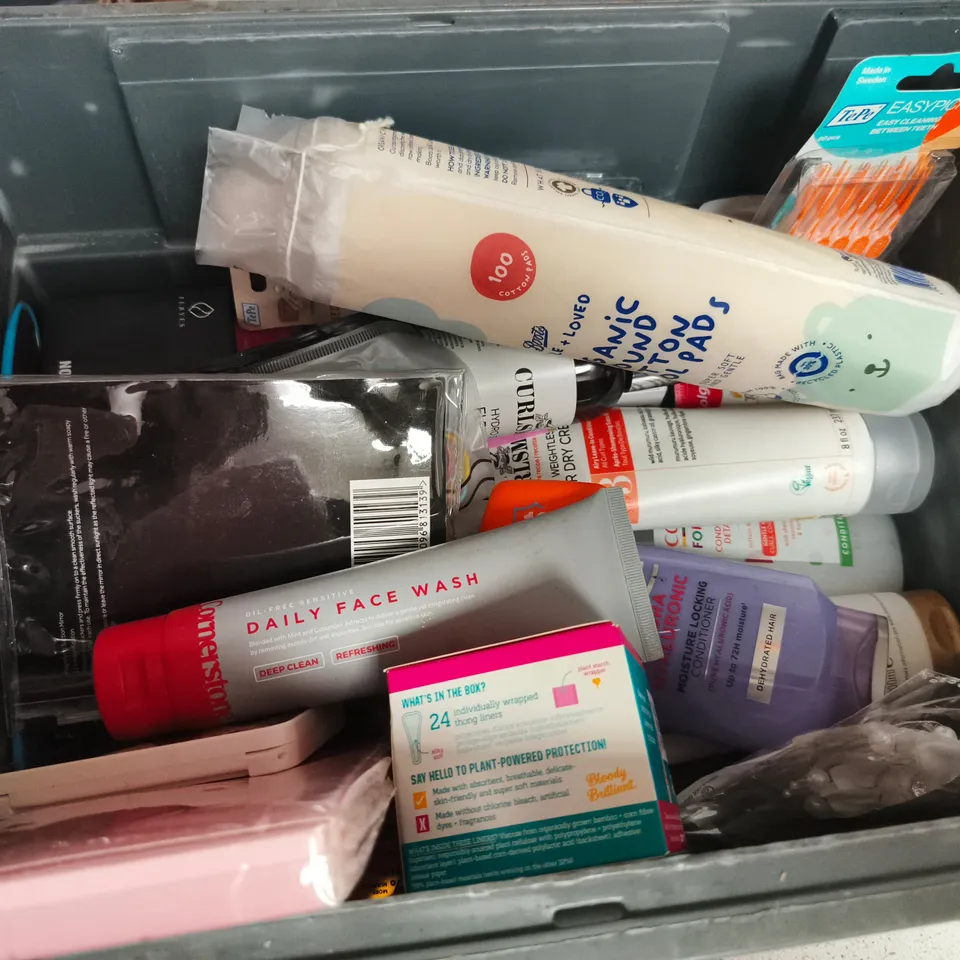 APPROXIMATELY 15 ASSORTED HEALTH & BEAUTY PRODUCTS TO INCLUDE BABY OIL , SHEGLAM AND SHAMPOO'S