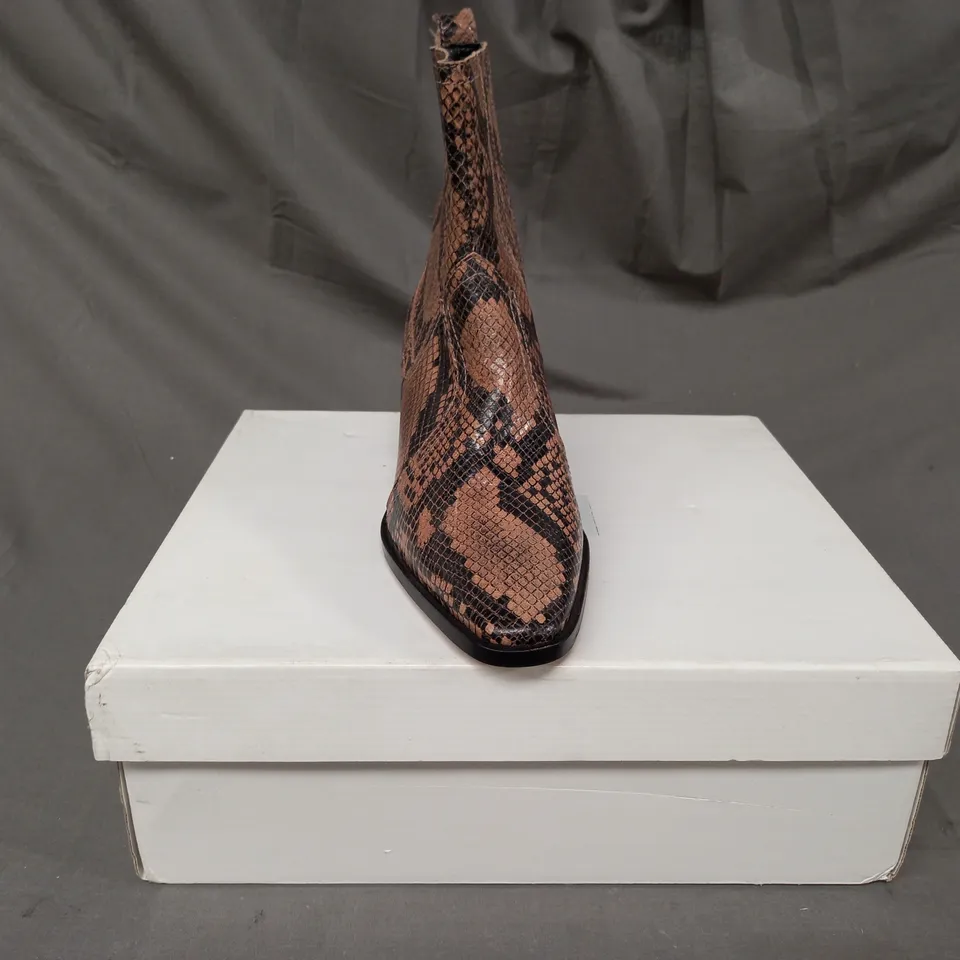 BOXED PAIR OF SOLEA FARES LEATHER ANKLE BOOTS IN TAUPE EU SIZE 39