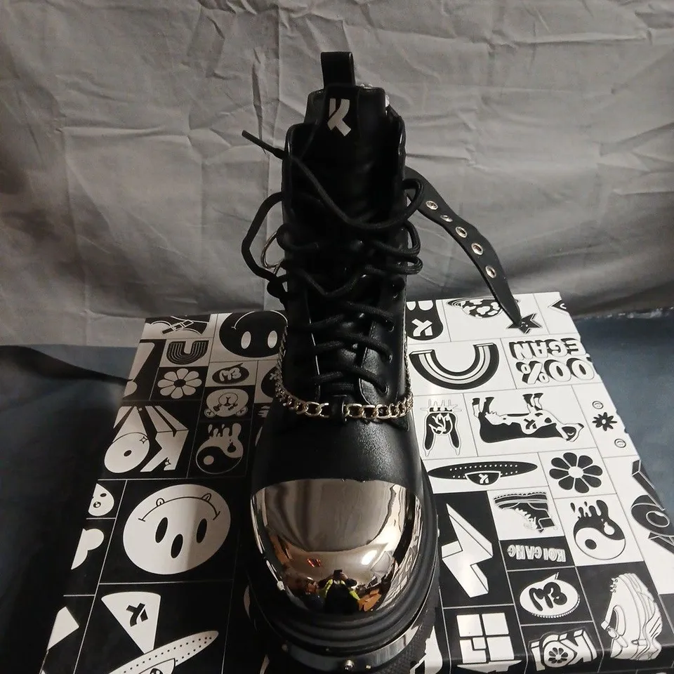 KOI BORIN BLACK LEATHER COMBAT BOOTS WITH CHROME TOE CAPS AND CHAIN DETAIL, SIZE 7