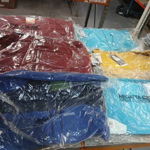 APPROXIMATELY 32 ITEMS OF ASSORTED REGATTA/DARE2B CLOTHING AND ACCESSORIES