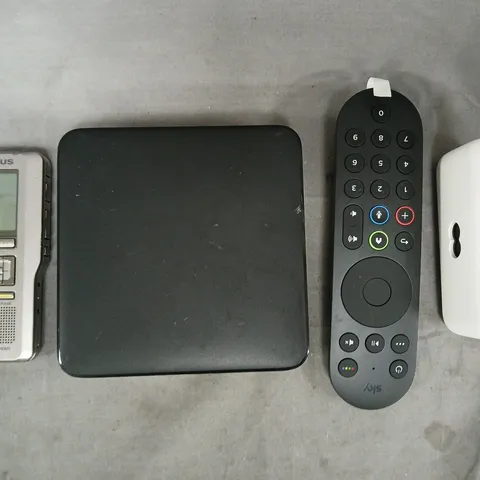 APPROXIMATELY 10 ASSORTED HOUSEHOLD ELECTRICAL ITEMS TO INCLUDE VARIOUS CABLES AND POWER ADAPTERS, ETC