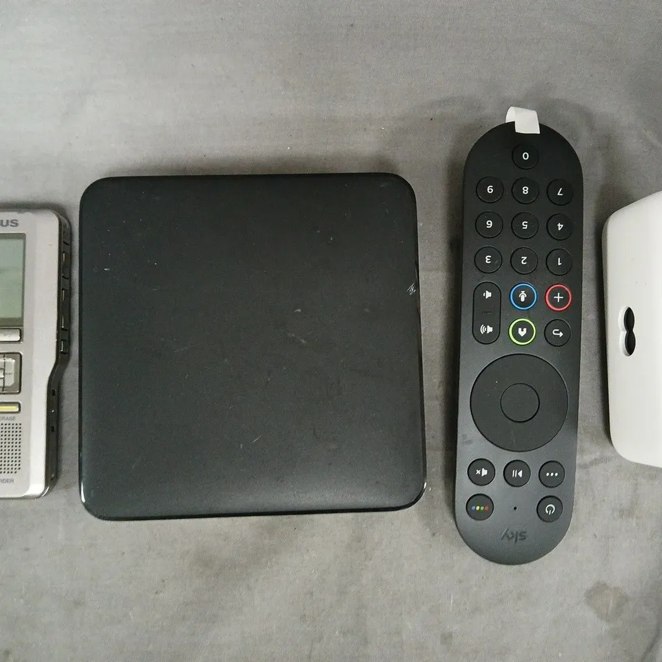 APPROXIMATELY 10 ASSORTED HOUSEHOLD ELECTRICAL ITEMS TO INCLUDE VARIOUS CABLES AND POWER ADAPTERS, ETC