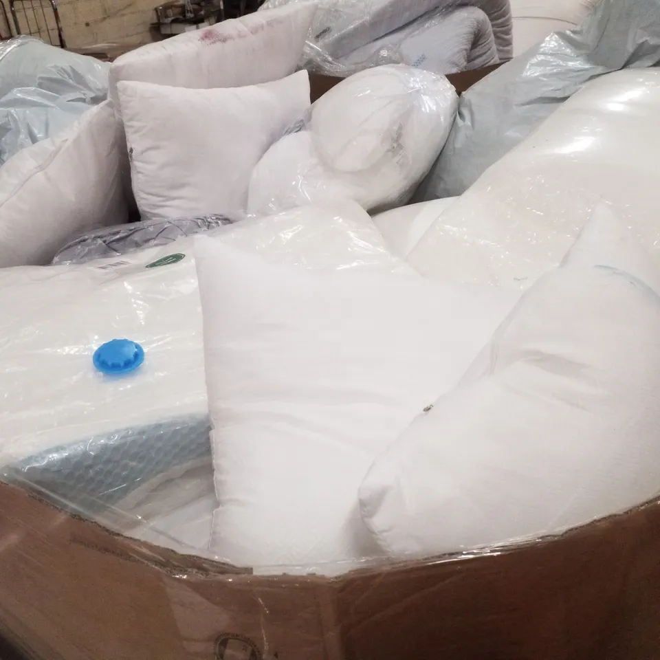 PALLET CONTAINING ASSORTED PILLOWS & CUSHIONS
