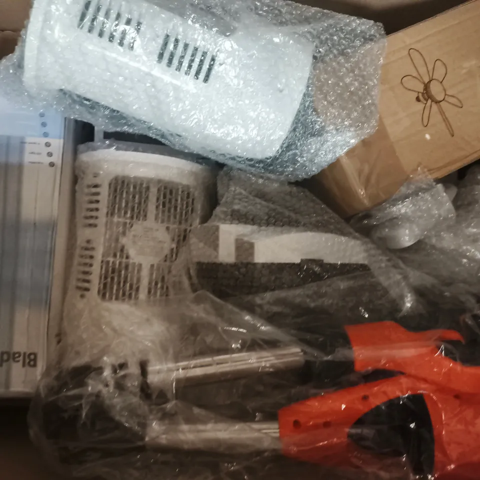 BOX OF APPROXIMATELY 10 ASSORTED HOUSEHOLD ELECTRICAL ITEMS - COLLECTION ONLY