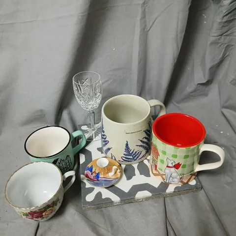 APPROXIMATELY 10 ASSORTED FRAGILE HOUSEHOLD ITEMS TO INCLUDE TEACUPS, MUGS, GLASSES, ETC - COLLECTION ONLY