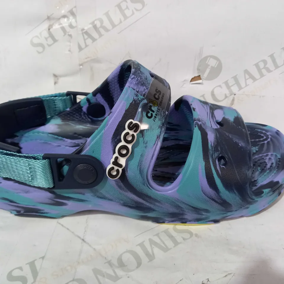 BOXED PAIR OF CROCS CLASSIC SANDALS IN BLUE/MULTICOLOUR UK SIZE M5/W6
