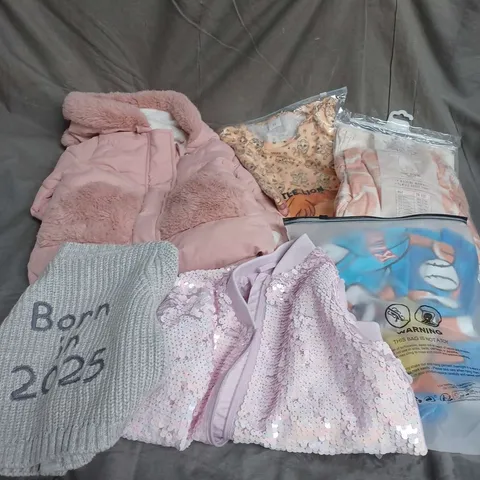 BOX OF APPROXIMATELY 30 ASSORTED KIDS CLOTHING ITEMS TO INCUDE - TOPS, COAT, PYJAMAS, ETC