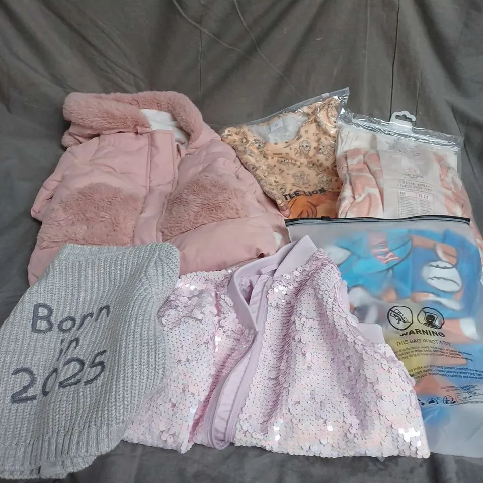 BOX OF APPROXIMATELY 30 ASSORTED KIDS CLOTHING ITEMS TO INCUDE - TOPS, COAT, PYJAMAS, ETC