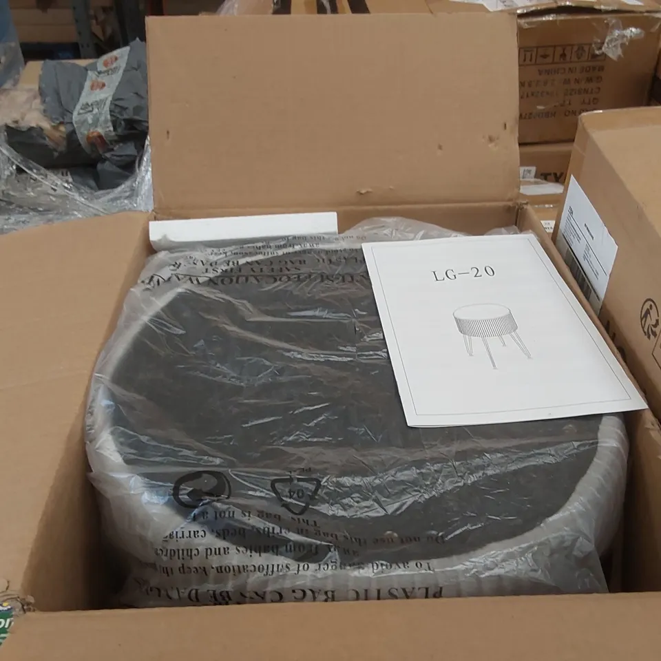 PALLET CONTAINING A VERY LARGE QUANTITY OF BOXED STOOLS, STORAGE OTTOMANS ECT