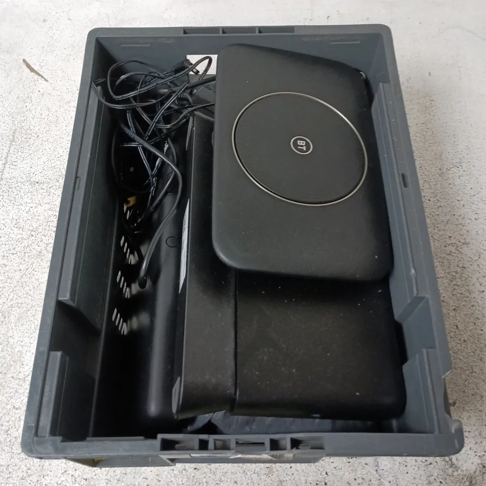BOX CONTAINING A MIX OF APPROXIMATELY 5 ASSORTED ITEMS INCLUDING ROUTERS