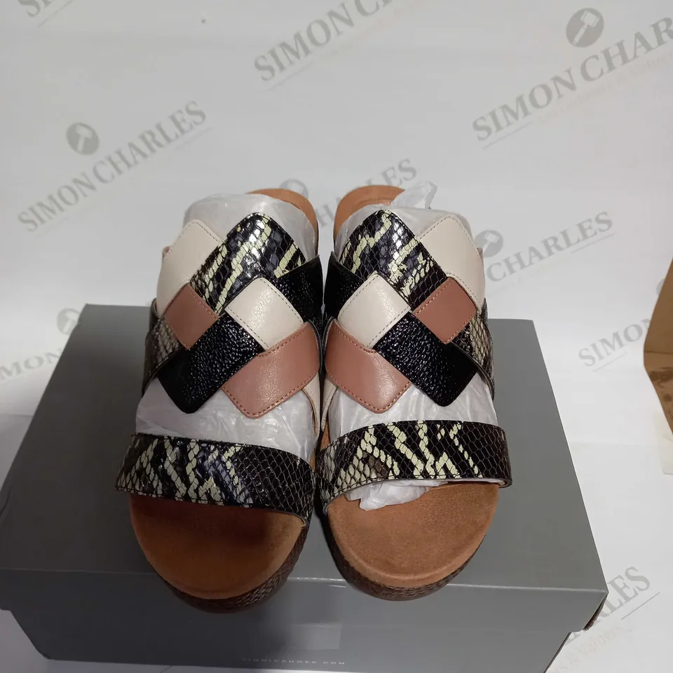 VIONIC HOOLA TAN SANDAL - SIZE 6 