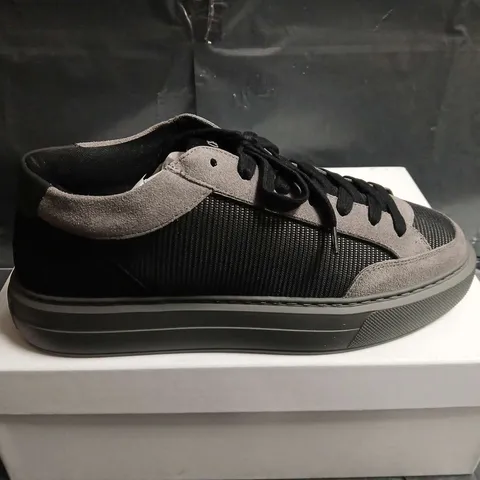 BOXED PAIR OF CLEEN MENS MESH TRAINERS - UK SIZE 9.5