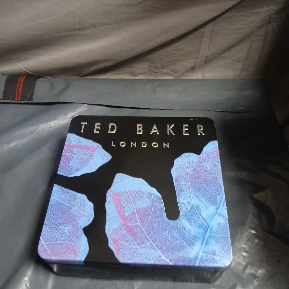 TED BAKER LONDON GIFT SET TIN – FIG LEAF & CEDAR BODY CARE DUO