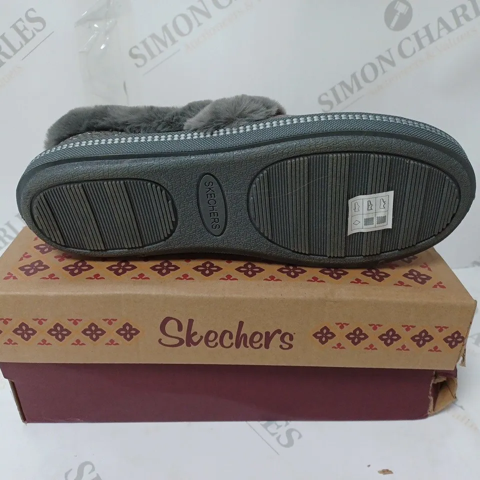 BOXED PAIR OF SKECHERS COZY SLIPPERS - CHARCOAL - UK SIZE 3.5