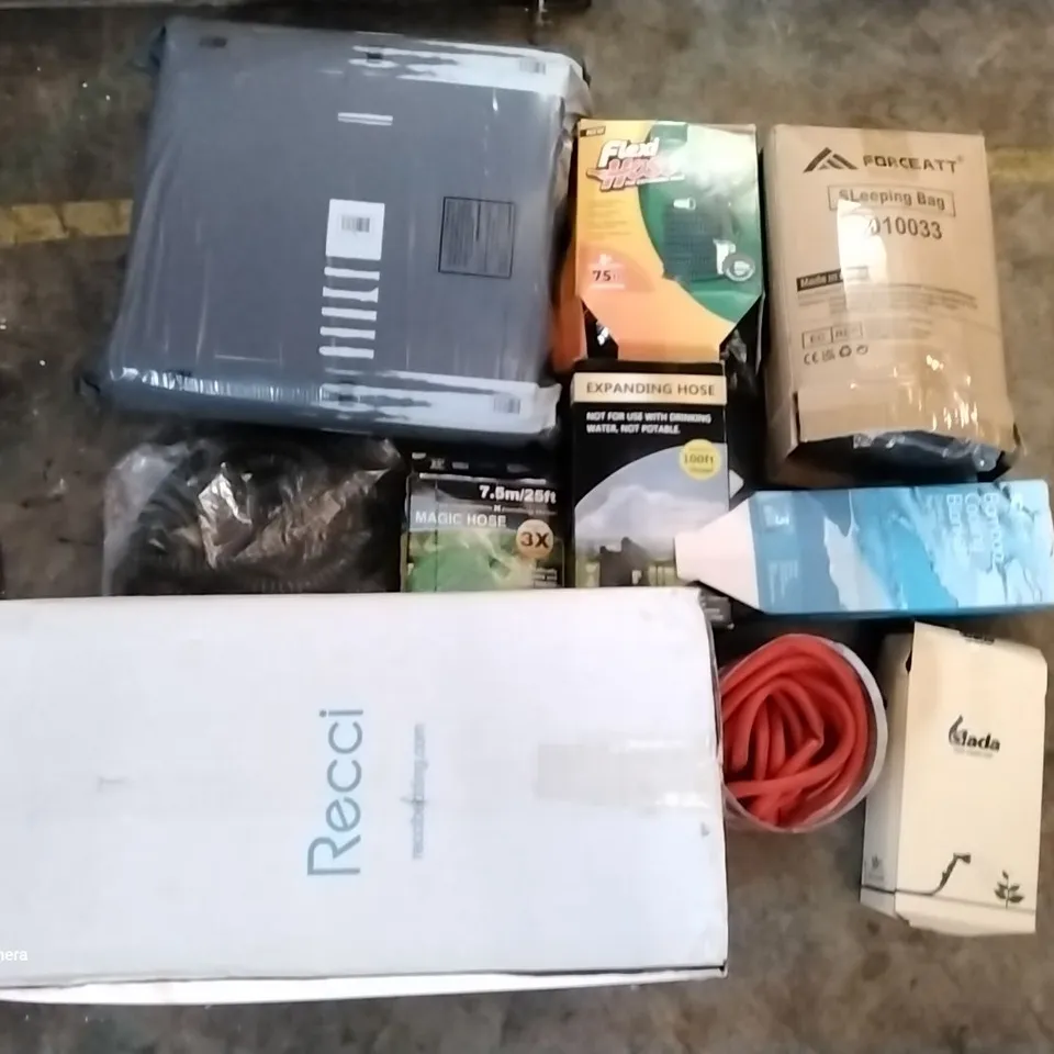 PALLET OF ASSORTED ITEMS INCLUDING RECCI BEDDING, FLEXI HOSE, EXPANDING HOSE, ARC-CHILL BAMBOO COOLING BLANKET, FORCEATT SLEEPING BAG, GADA GARDEN HOSE 