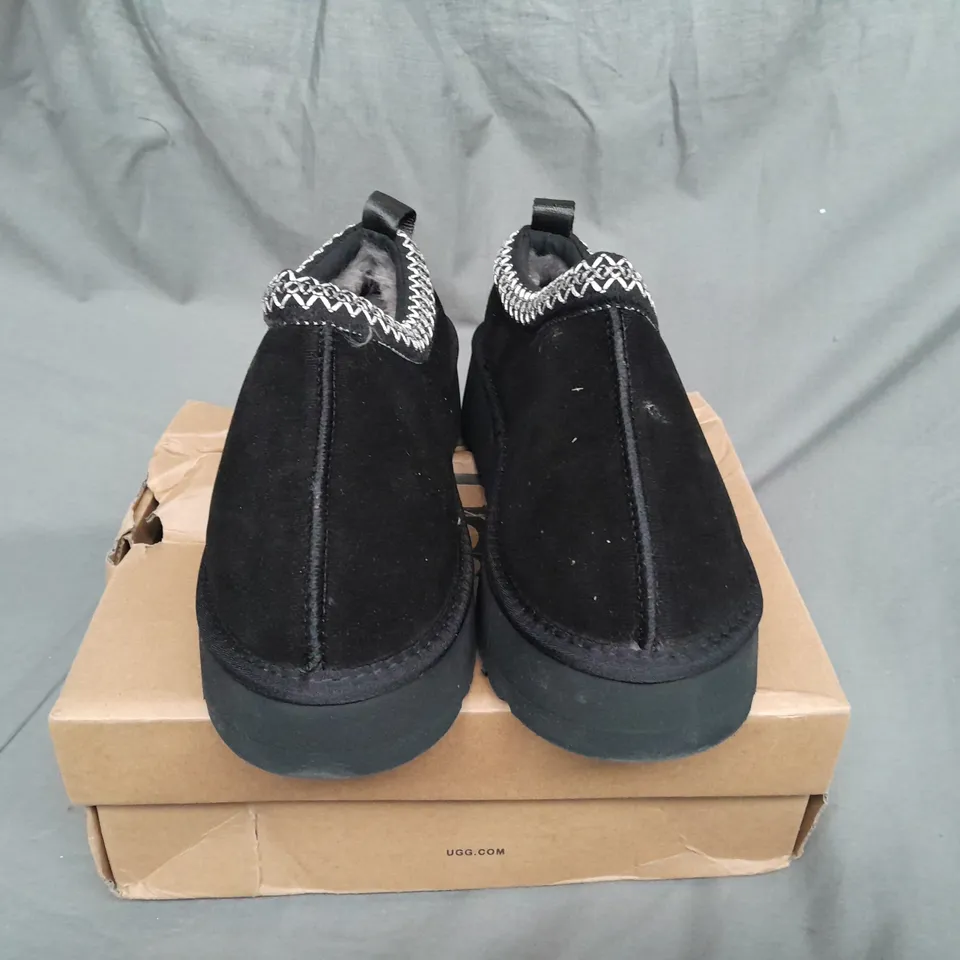 BOXED PAIR OF UGG SHOES IN BLACK SIZE UK 6 