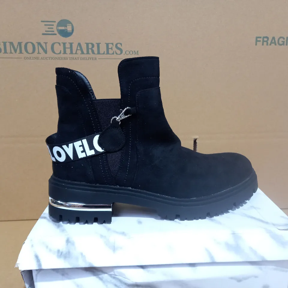 BOXED PAIR OF SIZE 41 ITALIAN STYLE BLACK FOOTWEAR 