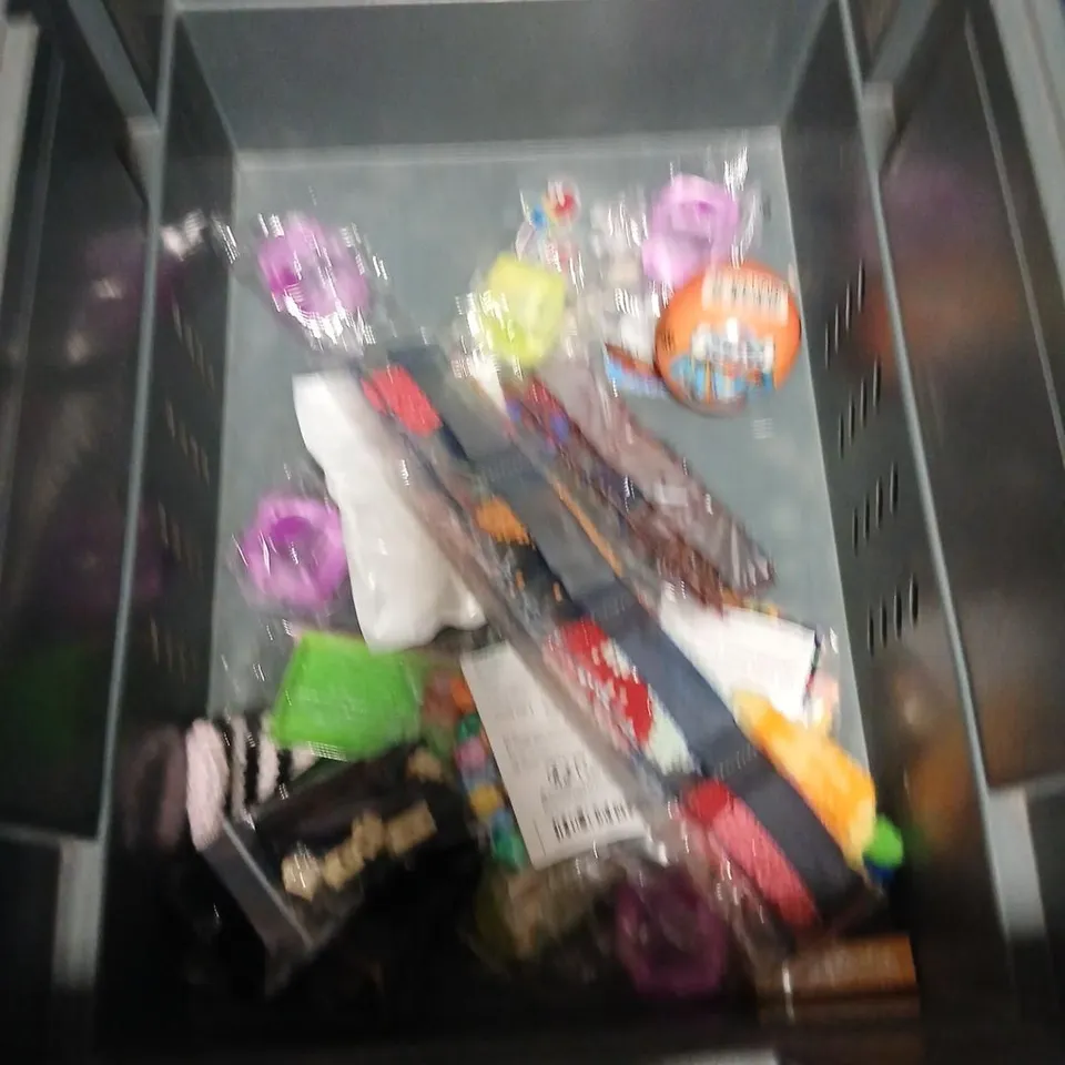 LARGE QUANTITY OF ASSORTED TOYS AND ACCESSORIES TO INCLUDE; PAW PATROL BALL, BIC KIDS PENCILS, WILL'S WOODBINE DOMINOES, TINY TO TOTS BATH ANIMAL