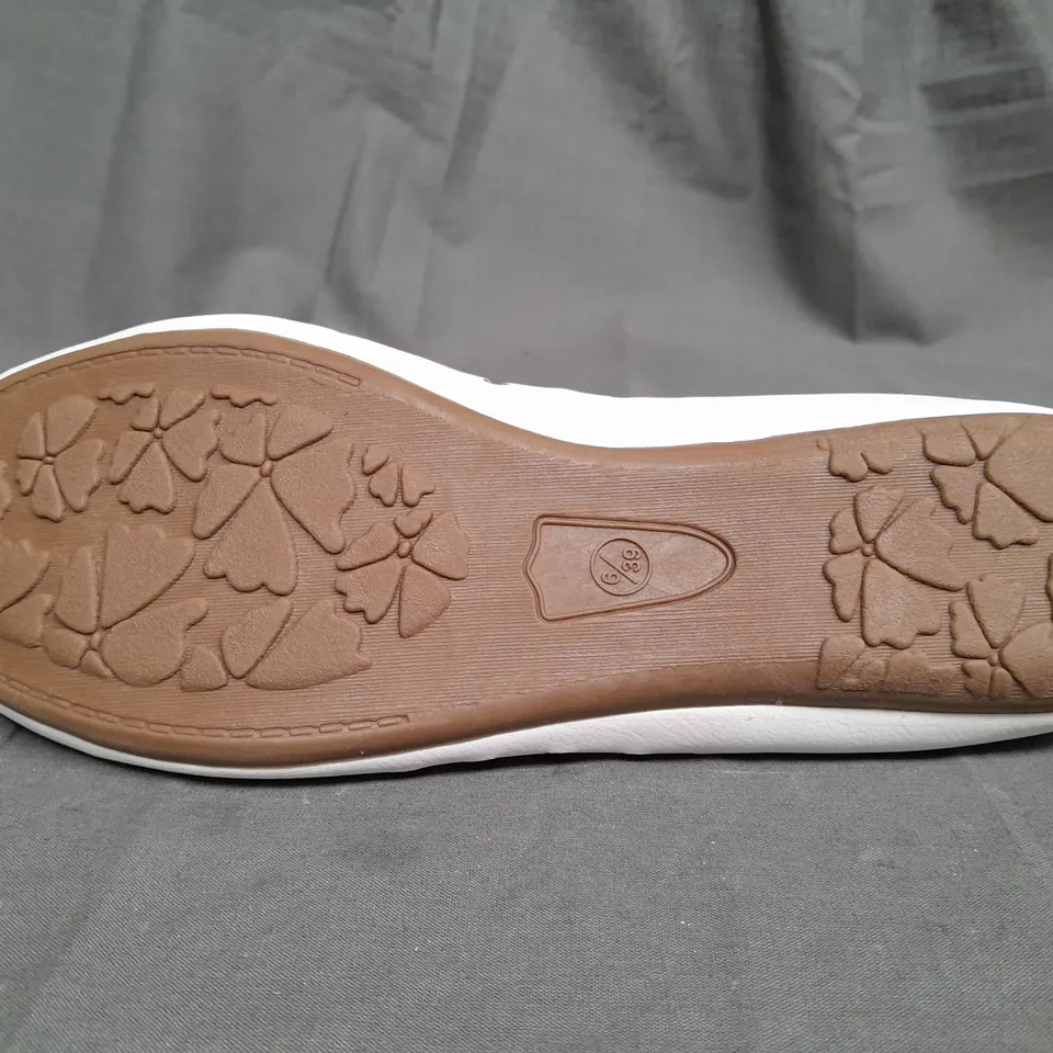 BOX OF APPROX 12 AVON KHLOE BALLERINA SHOES IN WHITE - UK 6