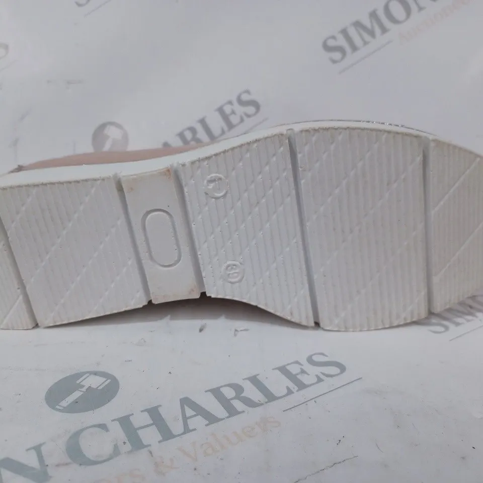 BOXED PAIR OF MODA IN PELLE GENE CAMEO TRAINERS IN SALMON PINK SIZE 6