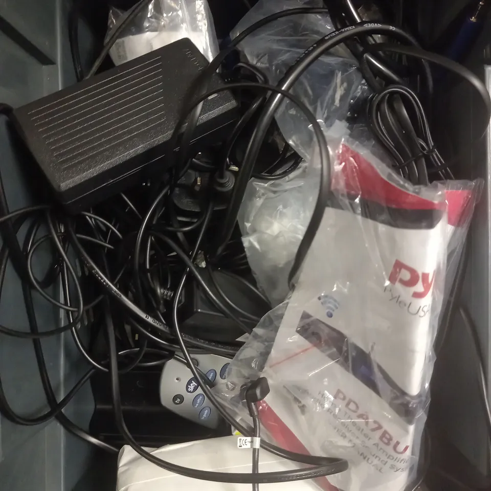 APPROXIMATELY 20 ASSORTED ELECTRICAL PRODUCTS TO INCLUDE POWER CABLES, CHARGING CABLES, NETWORKING CABLES ETC