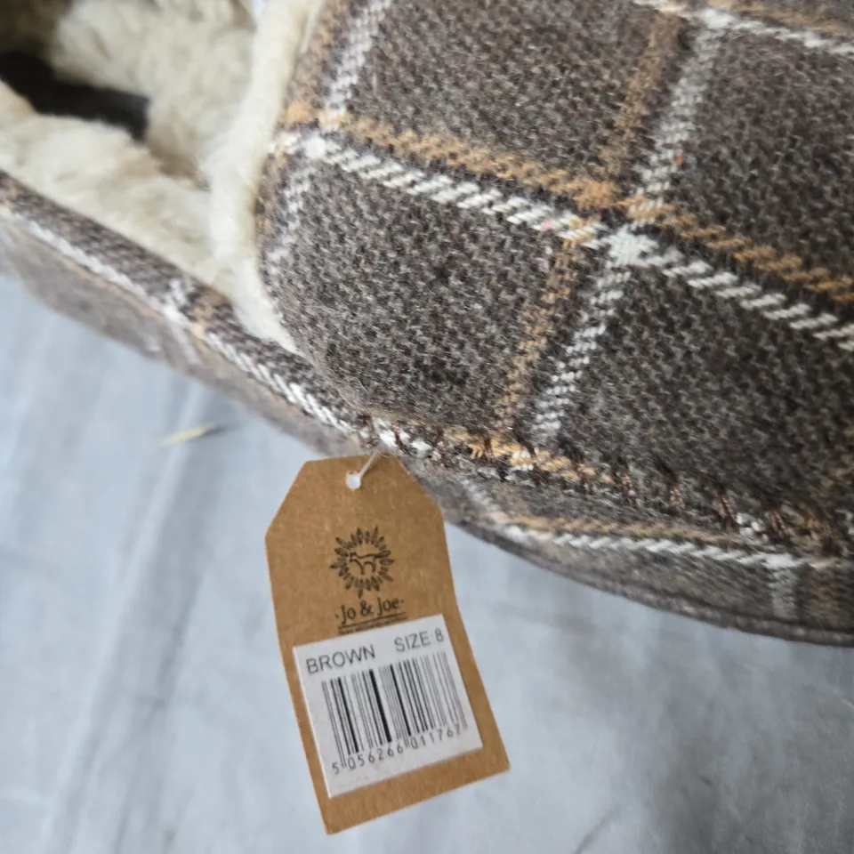 JO & JOE BROWN PLAID SLIPPERS WITH FAUX SHEARLING – UK 8