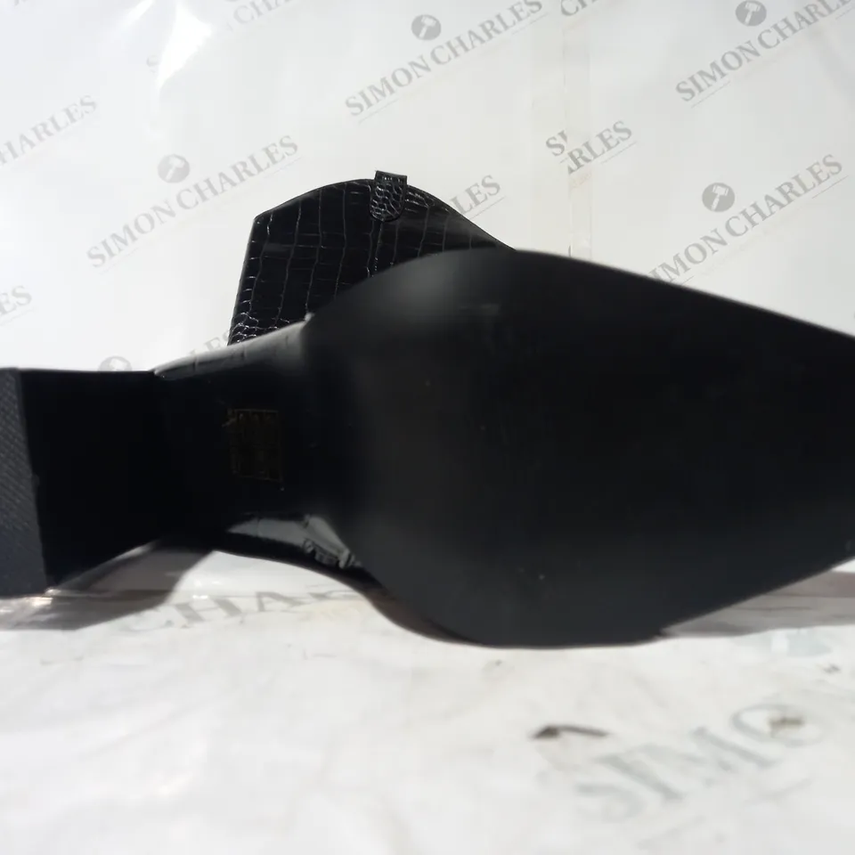 BOXED PAIR OF PRETTY LITTLE THING KNEE HIGH BLOCK HEELED BOOTS IN BLACK SIZE 6