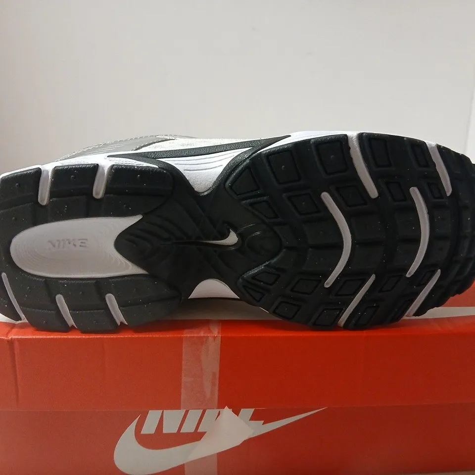 BOXED PAIR OF NIKE V5 RNR (GS) YOUTH TRAINERS – UK 5.5