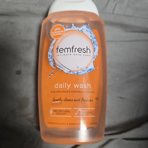 APPROXIMATELY 20 ASSORTED HEALTH AND BEAUTY PRODUCTS INCLUDING FEMFRESH DAILY WASH , L'OREAL ELVIVE SHAMPOO AND RADOX SHOWER GEL 