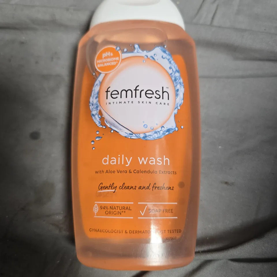 APPROXIMATELY 20 ASSORTED HEALTH AND BEAUTY PRODUCTS INCLUDING FEMFRESH DAILY WASH , L'OREAL ELVIVE SHAMPOO AND RADOX SHOWER GEL 