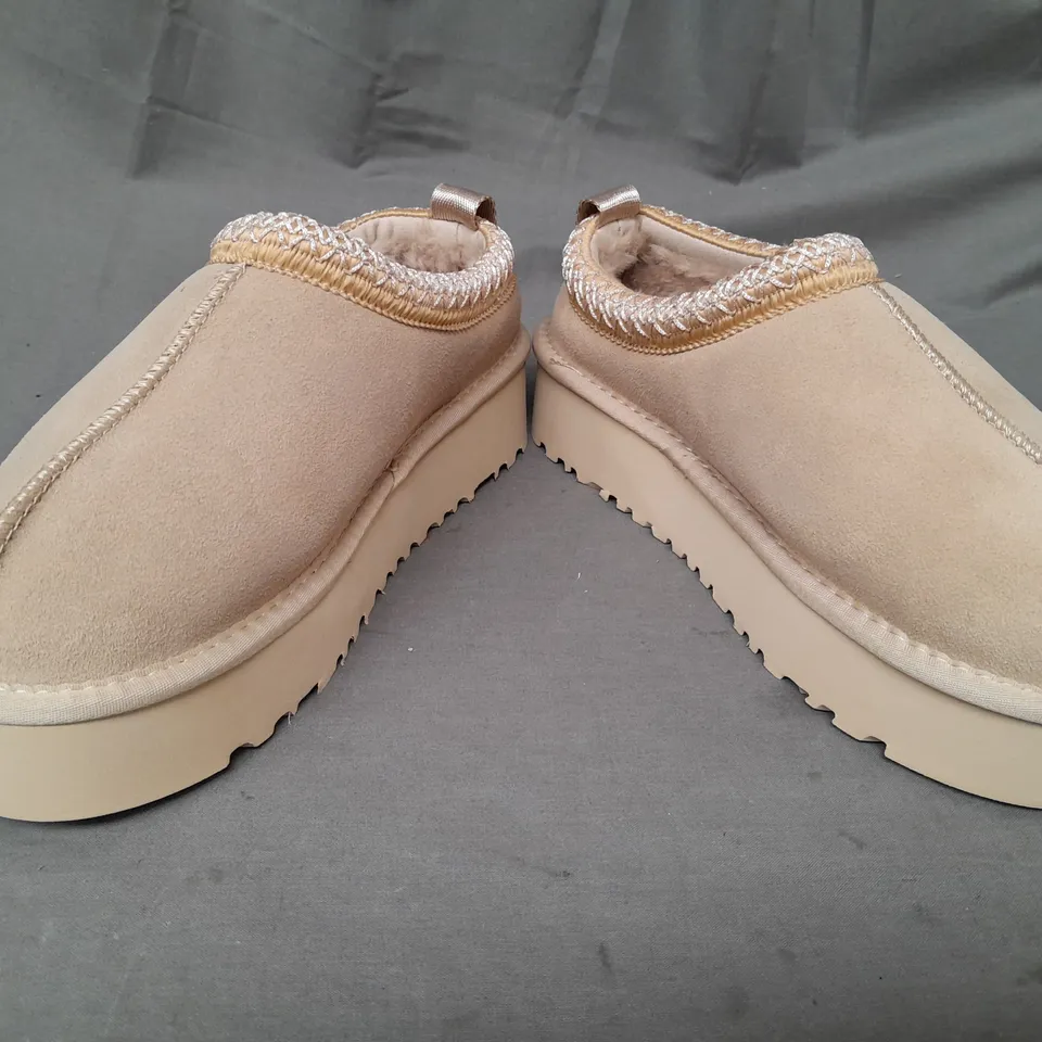 BOXED PAIR OF UGG PLATFORM SHOES IN BEIGE UK SIZE 6