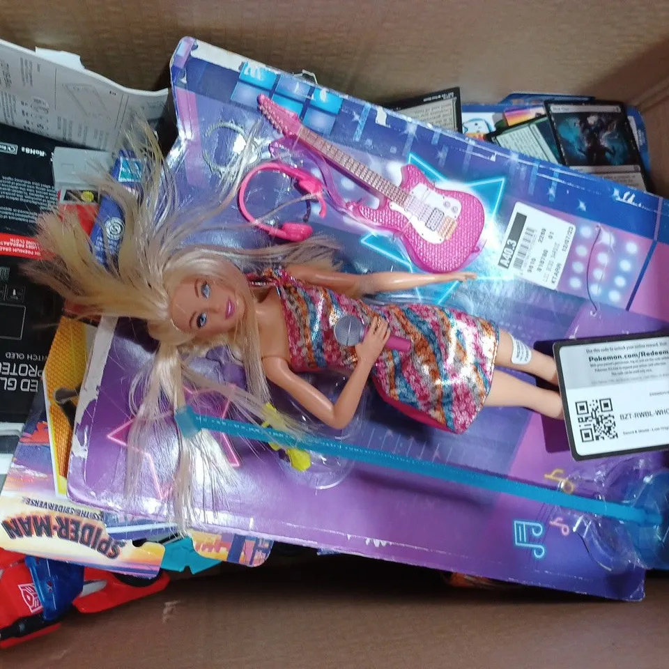 BOX OF APPROXIMATELY 10 ASSORTED TOYS AND GAMES TO INCLUDE LAMBORGHINI R/C CAR, AMONG US IMPOSTER PLUSH TOY, XBOX MULTICOLOUR PEN, ETC
