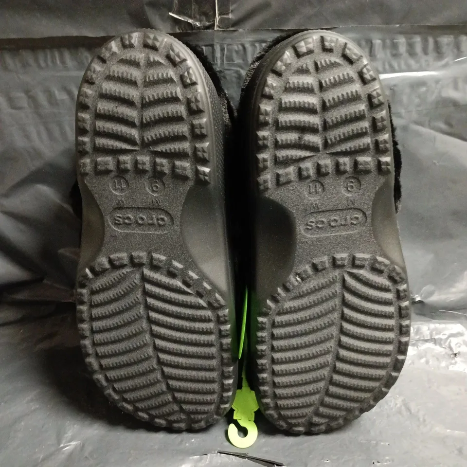 CROCS CLASSIC UNFURGETTABLE CLOGS IN BLACK - UK M8/W9