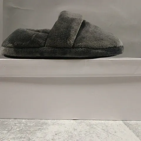 BOXED PAIR OF SNUG TOES SLIPPERS IN GREY SIZE 7