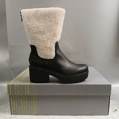 BOXED PAIR OF KOI TEXEL SHEARLING SWITCH BOOTS IN BLACK SIZE UK 6
