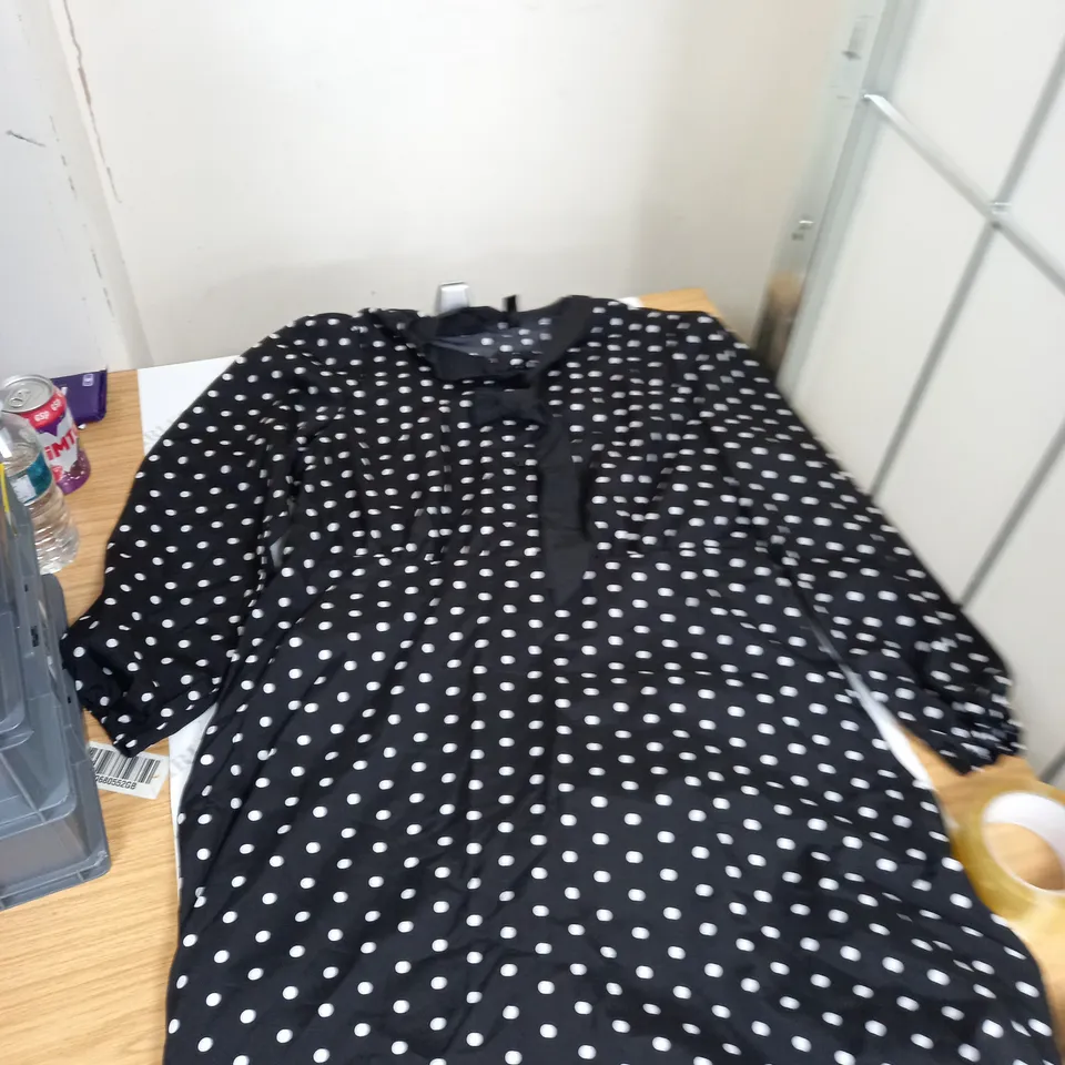 BOX OF ASSORTED CLOTHING ITEMS TO INCLUDE JACKETS, JUMPERS, TRACK PANTS ETC