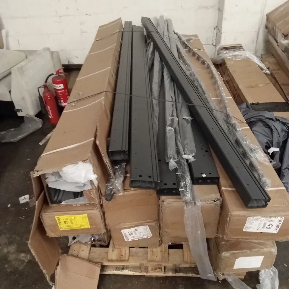 PALLET OF ASSORTED INCOMPLETE GARDEN PERGOLA PARTS AND PIECES 