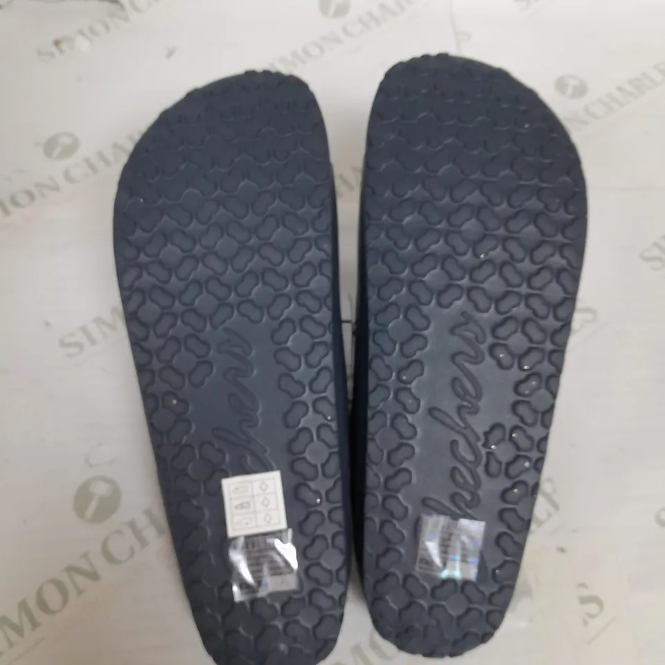 SKECHERS ARCH FIT SANDALS IN NAVY SIZE 9