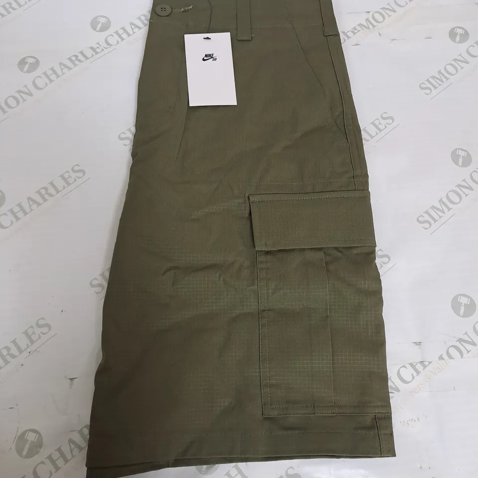 NIKE SKATEBOARDING CARGO SHORTS IN KHAKI SIZE 30