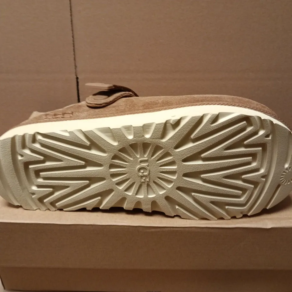 BOXED PAIR OF UGG WOMENS GOLDSTAR CLOGS IN BROWN - UK 7