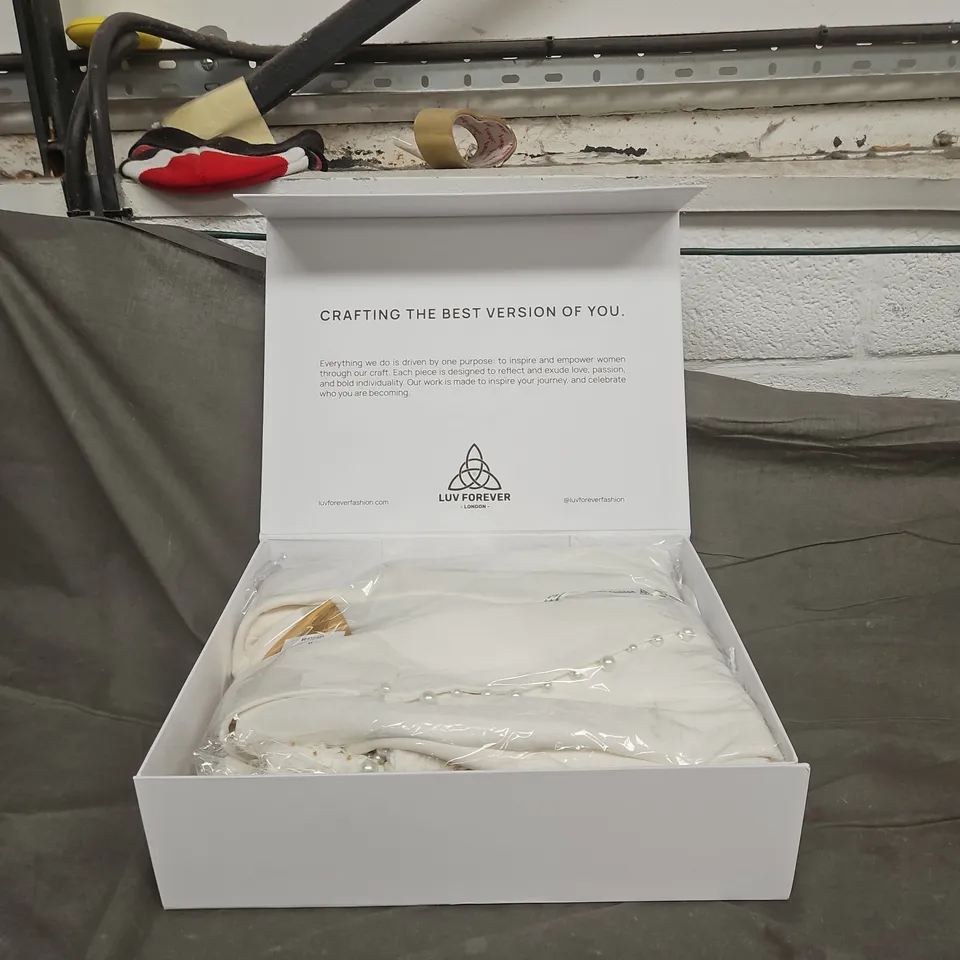 RISELIENNE WHITE 2-PIECE POWER SUIT – WOMEN - size 14