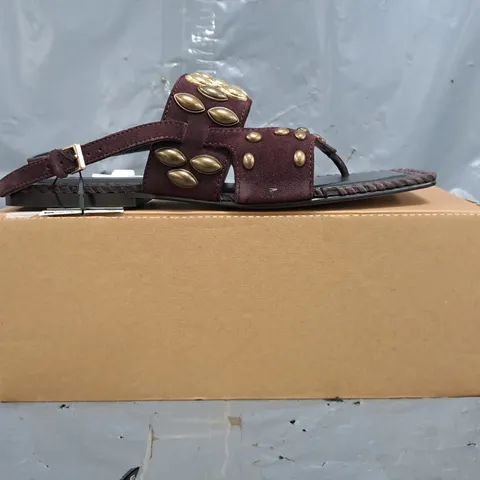 BOXED PAIR OF ZARA TOE-POST FLAT SANDALS IN DARK BURGUNDY W. GOLD EFFECT DETAILS SIZE UK 6