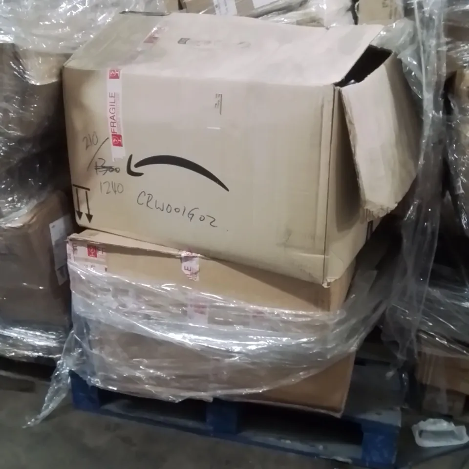 PALLET CONTAINING A LARGE QUANTITY OF COAT HANGERS 