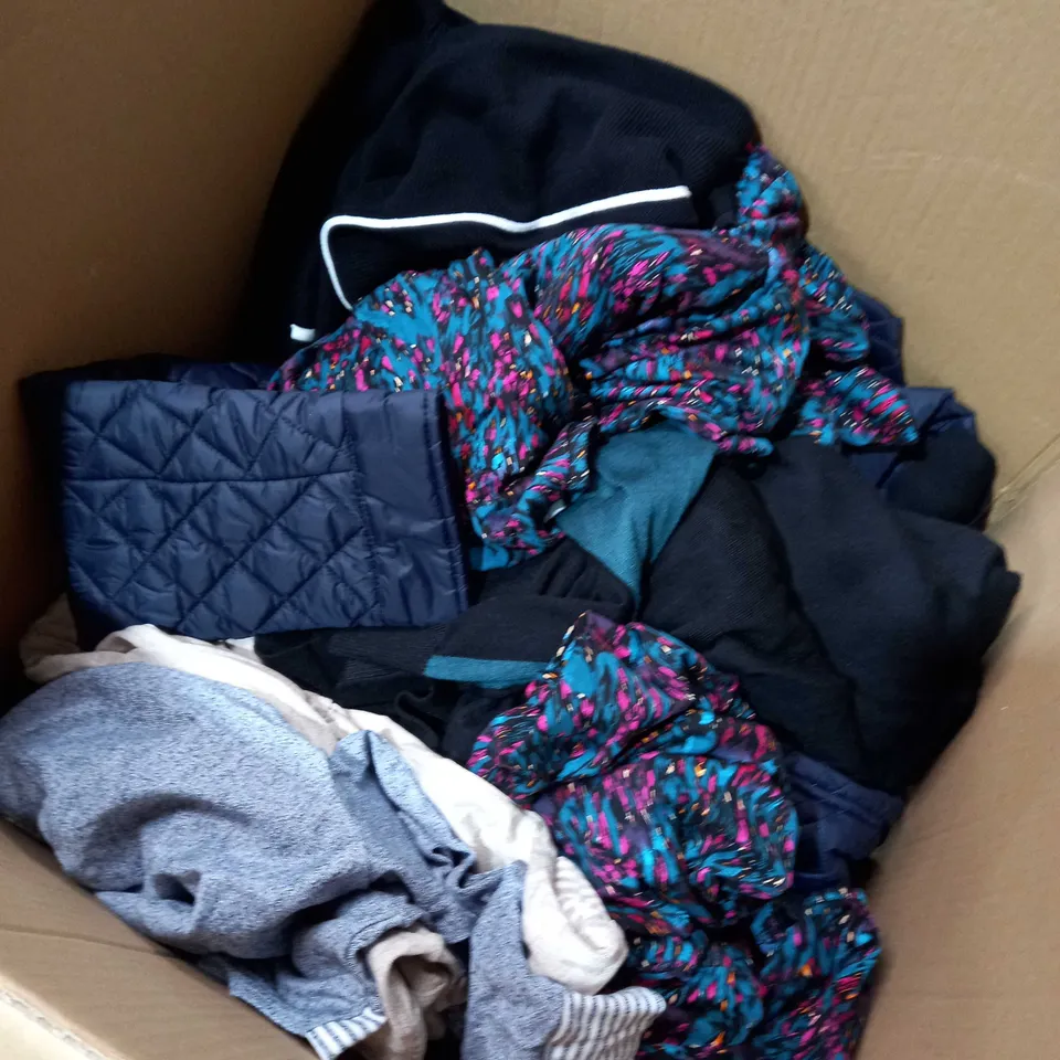 BOX OF APPROXIMATELY 30 ASSORTED CLOTHING ITEMS TO INCLUDE COATS, JUMPERS, DRESSES 