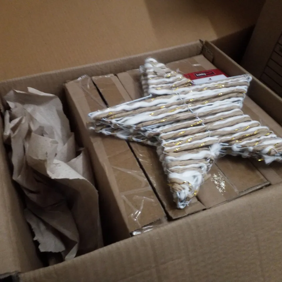 PALLET CONTAINING ASSORTED SEASONAL PRODUCTS & DECORATIONS INCLUDING MACHE HAUNTED HOUSES, HANGING TREE DECORATION & CHRISTMAS TRIVIA CARDS