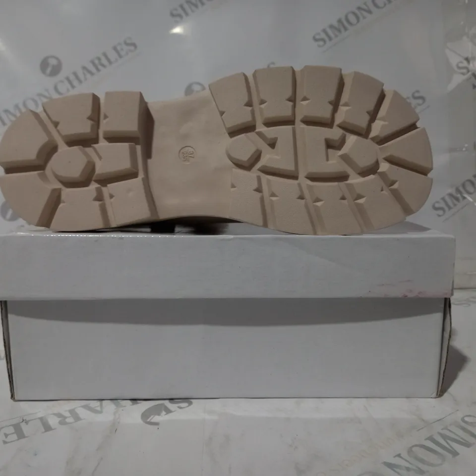 BOXED PAIR OF UNBRANDED BOOTS IN CREAM EU SIZE 37